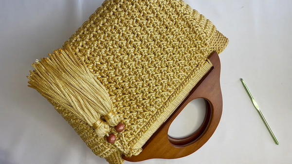 How to crochet a gorgeous bag with wooden handles (10)