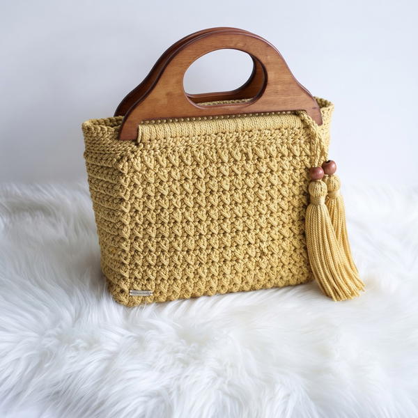 How to crochet a gorgeous bag with wooden handles (13)