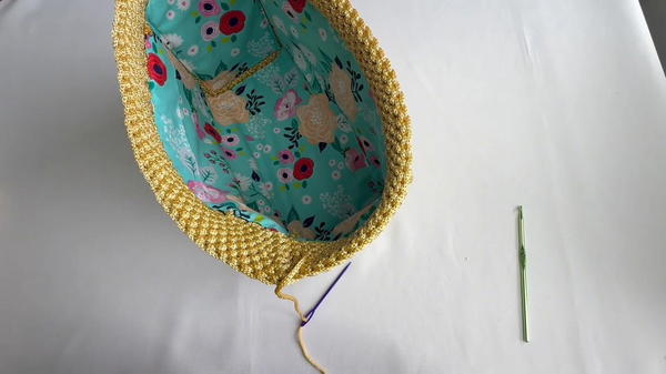 How to crochet a gorgeous bag with wooden handles (6)