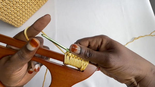 How to crochet a gorgeous bag with wooden handles (7)