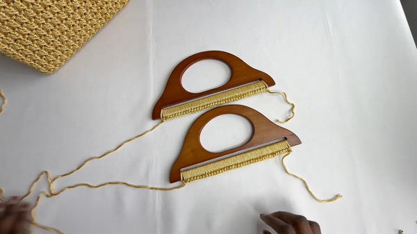 How to crochet a gorgeous bag with wooden handles (8)