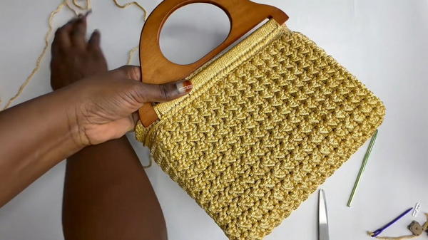 How to crochet a gorgeous bag with wooden handles (9)