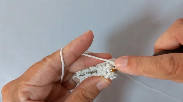 How to weave a twisted bag handle from bleached rope 4