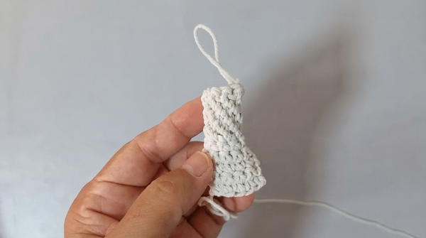 How to weave a twisted bag handle from bleached rope 5