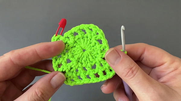 A great crocheted shopper that anyone can make! 5
