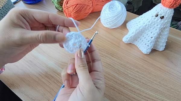 Crochet a Ghost for Halloween (10)