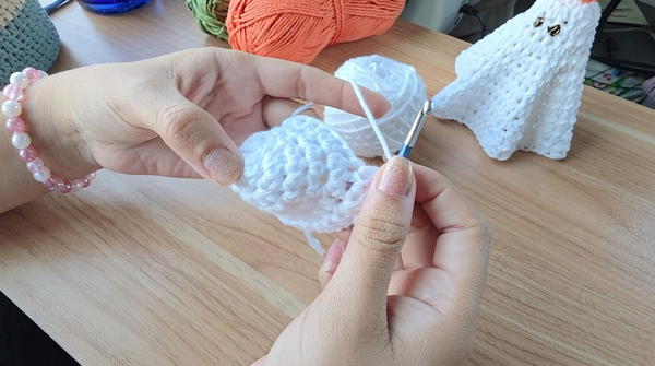 Crochet a Ghost for Halloween (13)