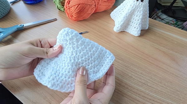 Crochet a Ghost for Halloween (9)