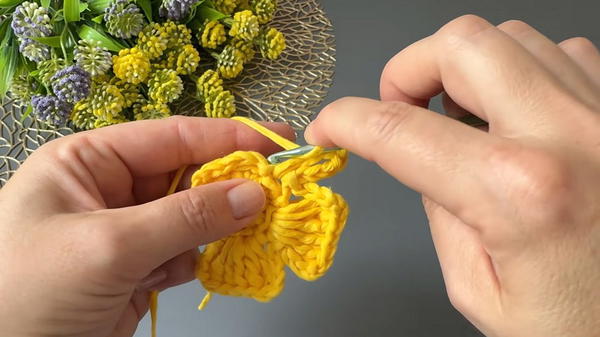 Everyone is looking for how to crochet a raffia flower bag (5)