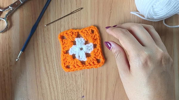 Granny Squares for Beginners Make a Mug Cozy (8)