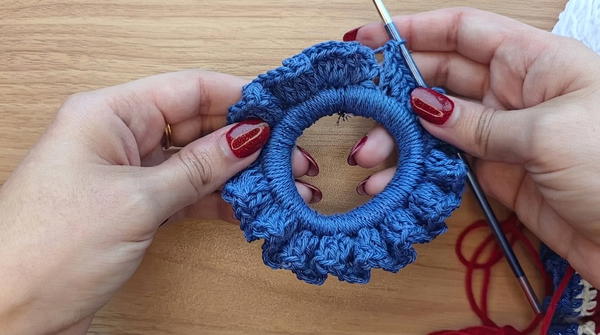 How To Crochet A Scrunchie (9)