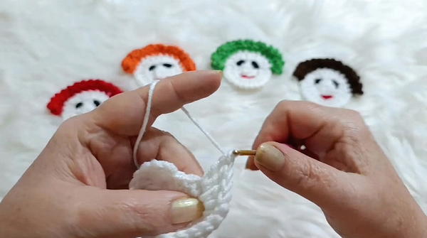 How to Crochet Cute Baby Face Appliques Using Leftover Yarn (10)