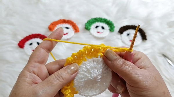 How to Crochet Cute Baby Face Appliques Using Leftover Yarn (11)