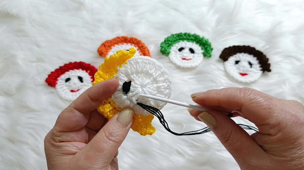 How to Crochet Cute Baby Face Appliques Using Leftover Yarn (8)