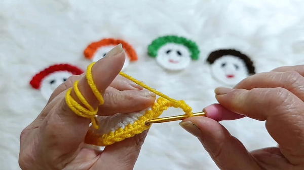 How to Crochet Cute Baby Face Appliques Using Leftover Yarn (9)