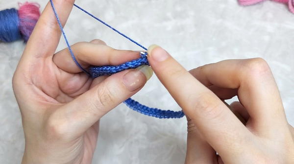 Hazow to Crochet a Cute Bow in Minutes _ Super Easy and Quick Tutorial for Beginners (8)