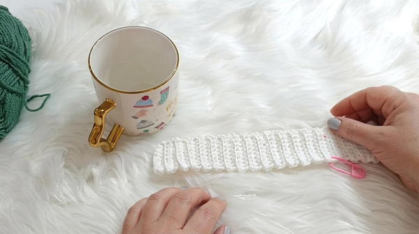 How to Crochet a Heart-Shaped Mug Cover for Valentine's Day _ Sweet and Lovely Gift Idea (8)
