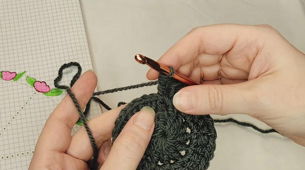 How to Crochet a Stunning Rose Blanket _ Unique Floral Design Full of Beauty and Warmth (10)