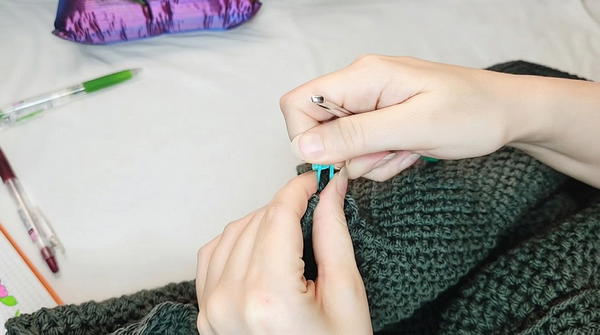 How to Crochet a Stunning Rose Blanket _ Unique Floral Design Full of Beauty and Warmth (12)