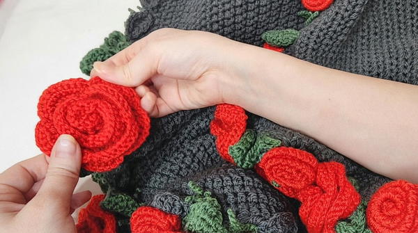 How to Crochet a Stunning Rose Blanket _ Unique Floral Design Full of Beauty and Warmth (7)