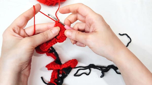 How to Crochet a Stunning Rose Blanket _ Unique Floral Design Full of Beauty and Warmth (8)
