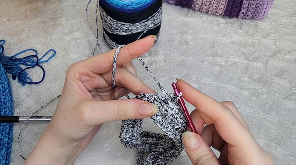 How to Crochet an Easy and Stylish Handbag for Beginners _ Step-by-Step Tutorial for All Sizes (10)