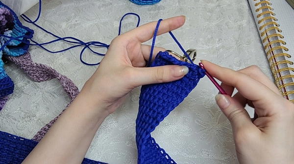 How to Crochet an Easy and Stylish Handbag for Beginners _ Step-by-Step Tutorial for All Sizes (12)