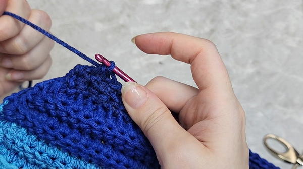 How to Crochet an Easy and Stylish Handbag for Beginners _ Step-by-Step Tutorial for All Sizes (13)