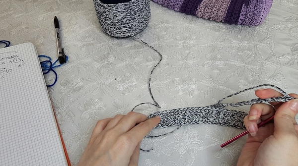 How to Crochet an Easy and Stylish Handbag for Beginners _ Step-by-Step Tutorial for All Sizes (7)