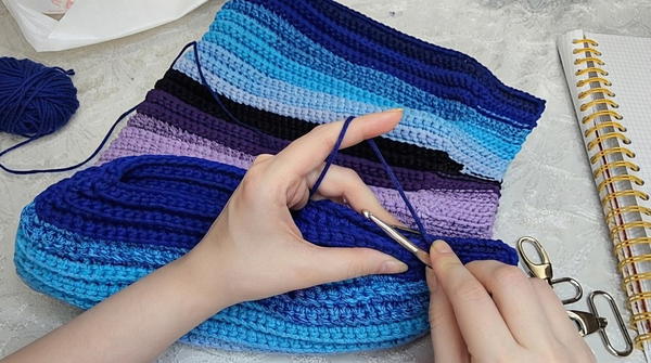 How to Crochet an Easy and Stylish Handbag for Beginners _ Step-by-Step Tutorial for All Sizes (9)