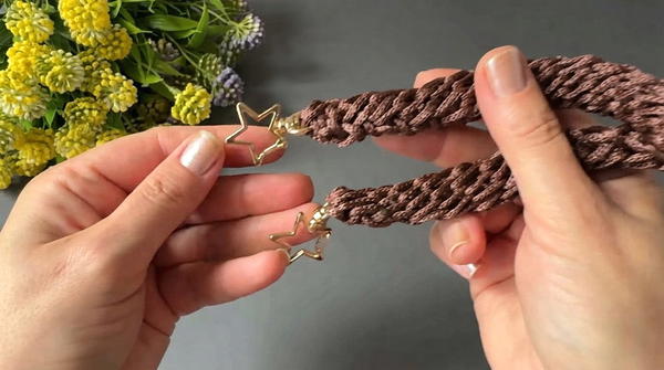 How to knit a stylish bag strap with your own hands 7