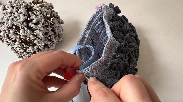 How to knit a stylish cosmetic bag 7