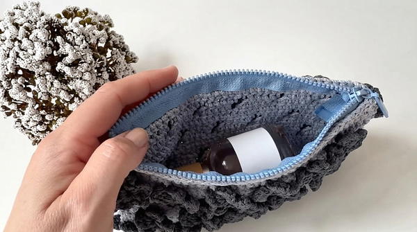 How to knit a stylish cosmetic bag 8