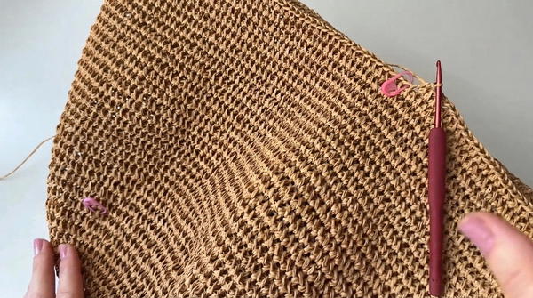 How to tie a shopper made of twisted raffia (4)