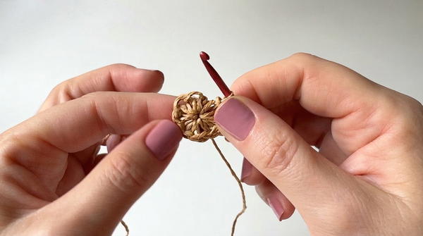 How to tie a shopper made of twisted raffia (5)