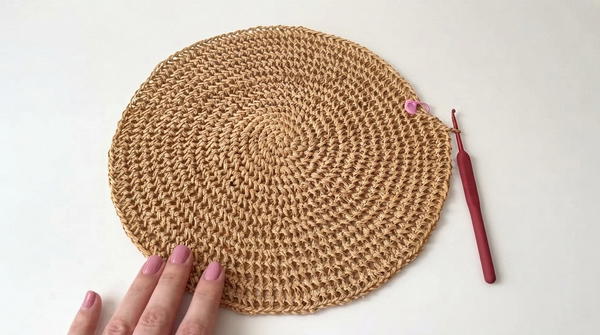 How to tie a shopper made of twisted raffia (6)