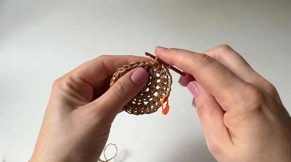 How to tie a shopper made of twisted raffia (7)