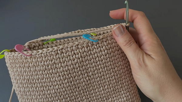 Secrets to Crochet a Trendy Bag for Beginners (6)