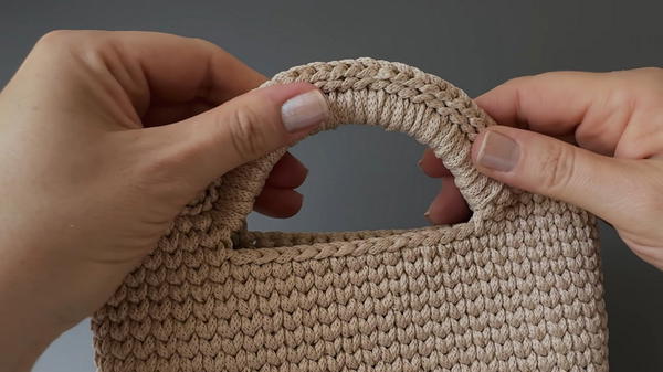 Secrets to Crochet a Trendy Bag for Beginners (7)