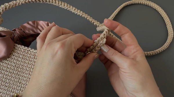 Secrets to Crochet a Trendy Bag for Beginners (9)