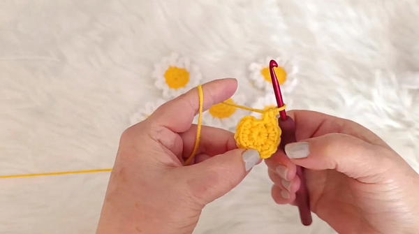 So Pretty! Puffy Daisy Mother-Daughter Crochet Bandana Set You’ll Love (11)