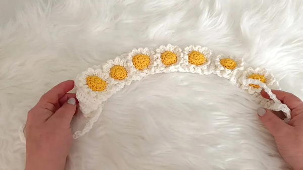 So Pretty! Puffy Daisy Mother-Daughter Crochet Bandana Set You’ll Love (13)