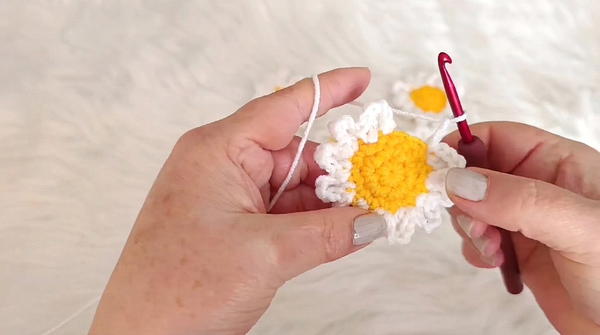So Pretty! Puffy Daisy Mother-Daughter Crochet Bandana Set You’ll Love (9)