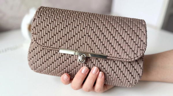 Super simple and fast! Bag on plastic canvas made of polyester cord (4)