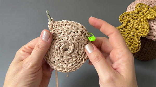 You can crochet this adorable acorn basket in an evening 4