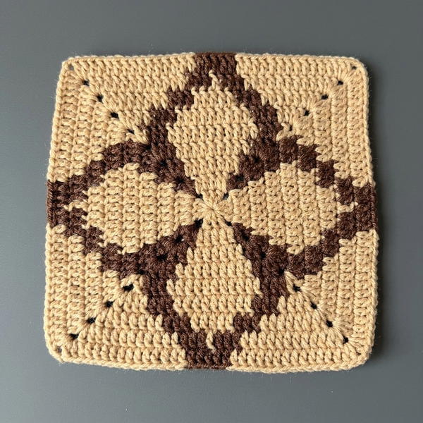 crocheting these square MOTIVES (2)