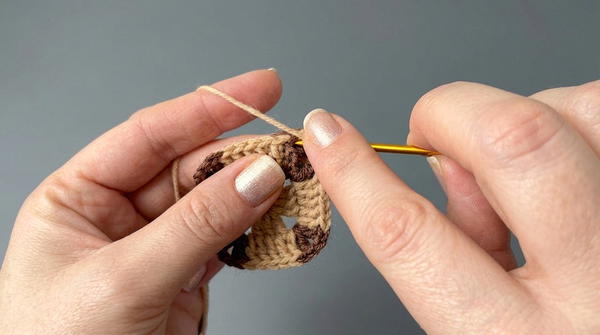 crocheting these square MOTIVES (4)