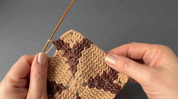 crocheting these square MOTIVES (5)