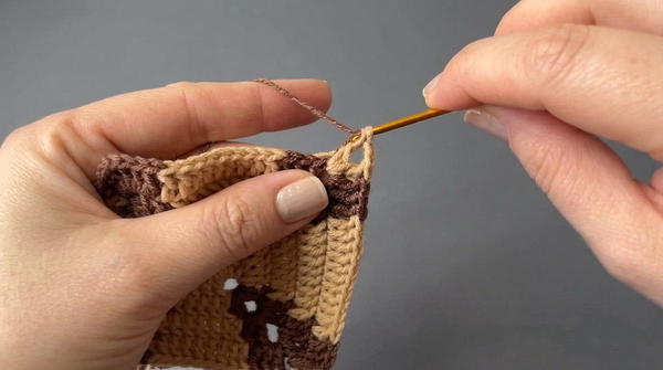 crocheting these square MOTIVES (8)