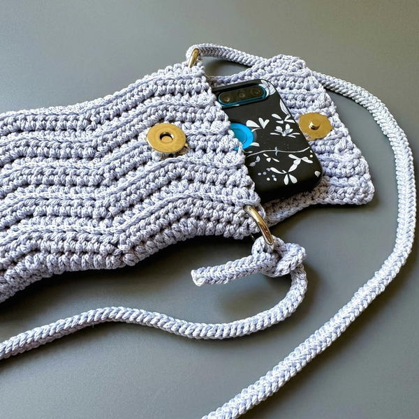 handbag for a phone with a crocheted zigzag pattern (10)
